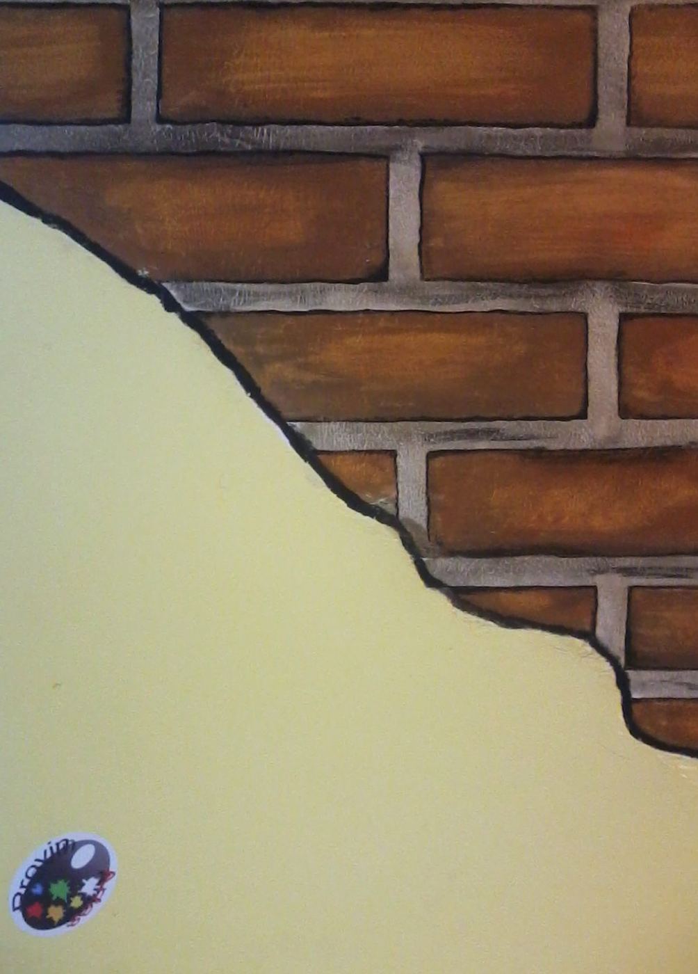 Parede amarela com trecho pintado de tijolos aparentes