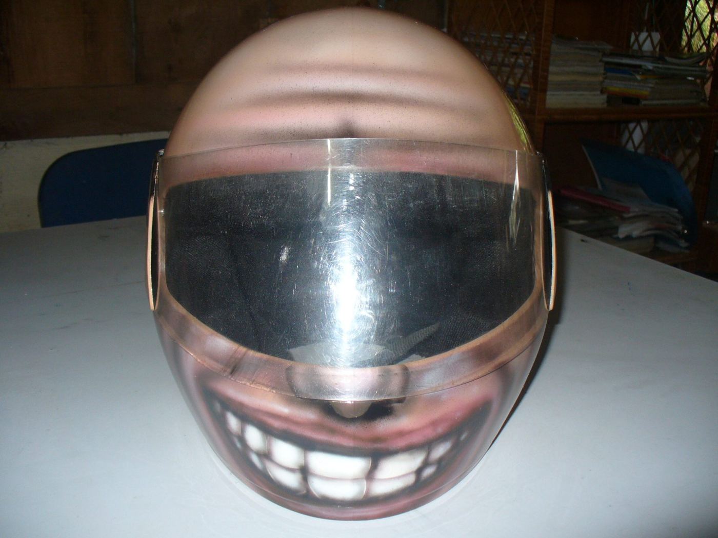 Capacete pintado com um grande sorriso