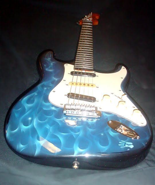 Guitarra pintada com chamas azuis em aerografia