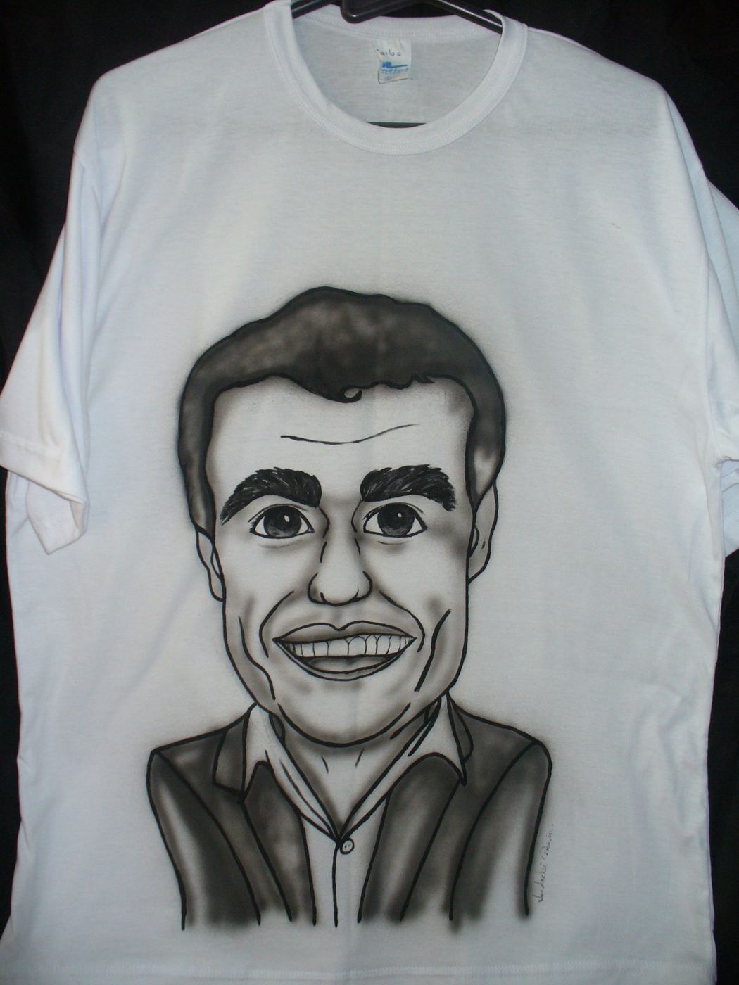 Camiseta branca com caricatura de homem em aerografia