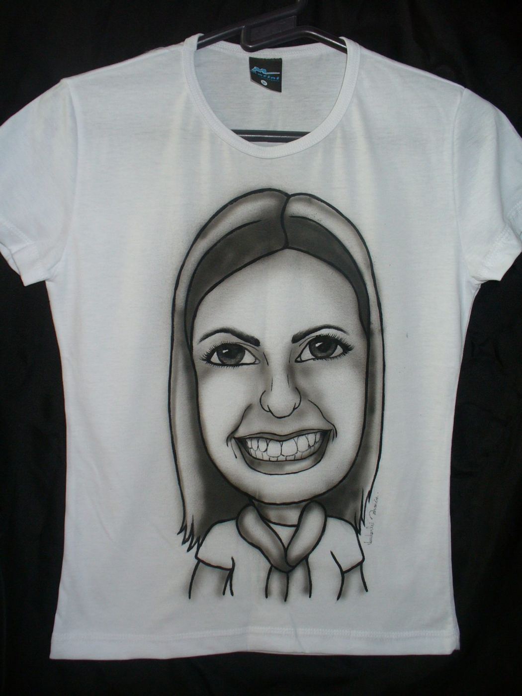 Camiseta branca com caricatura de mulher em aerografia