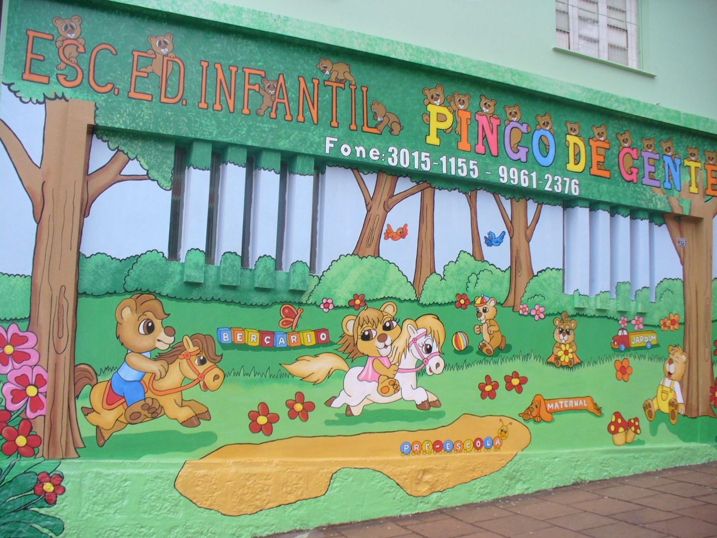 Muro de escola de educação infantil pintado com floresta, ursinhos e cavalinhos
