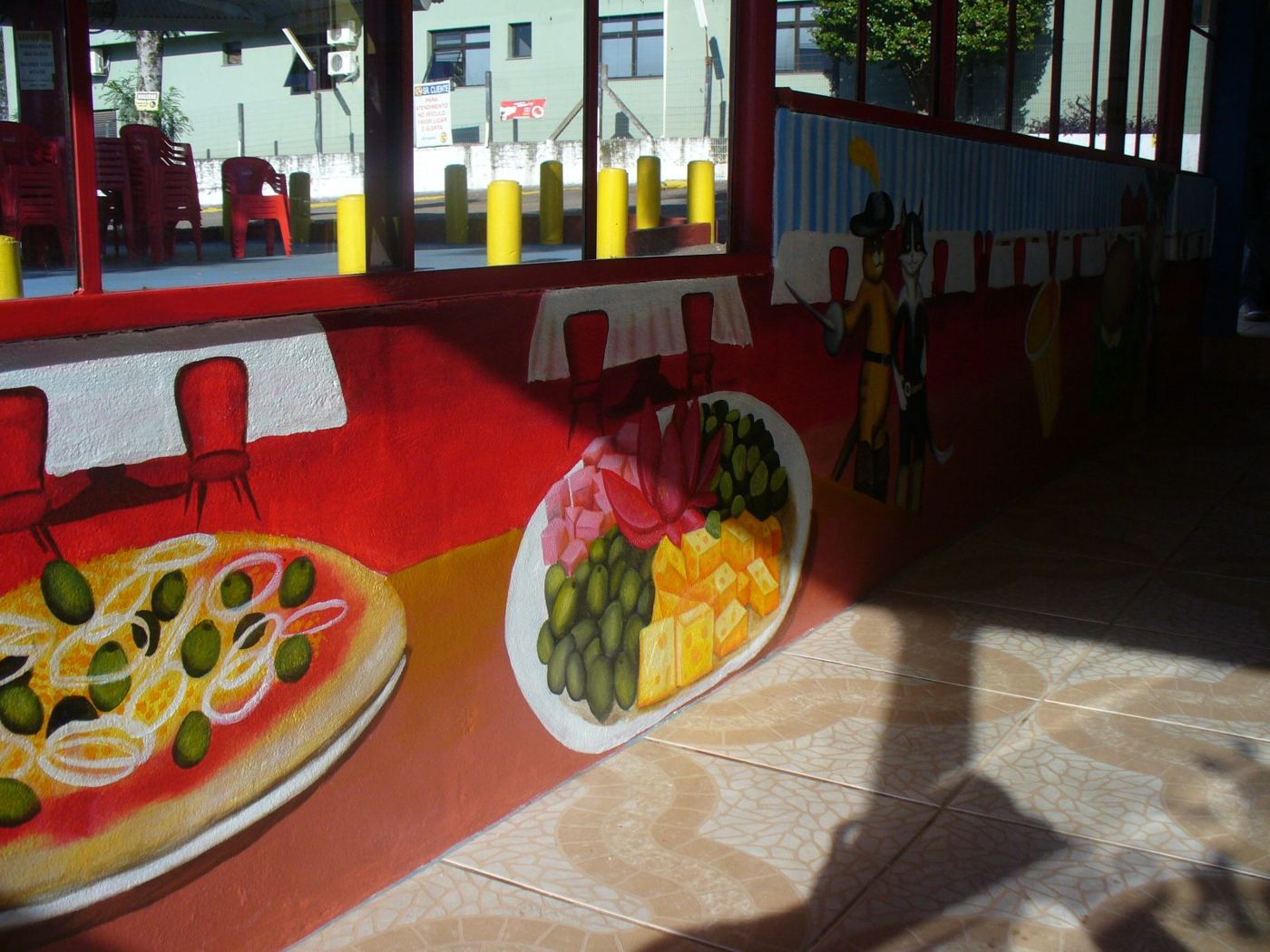 Mural de restaurante com pratos de comida pintados em tamanho grande