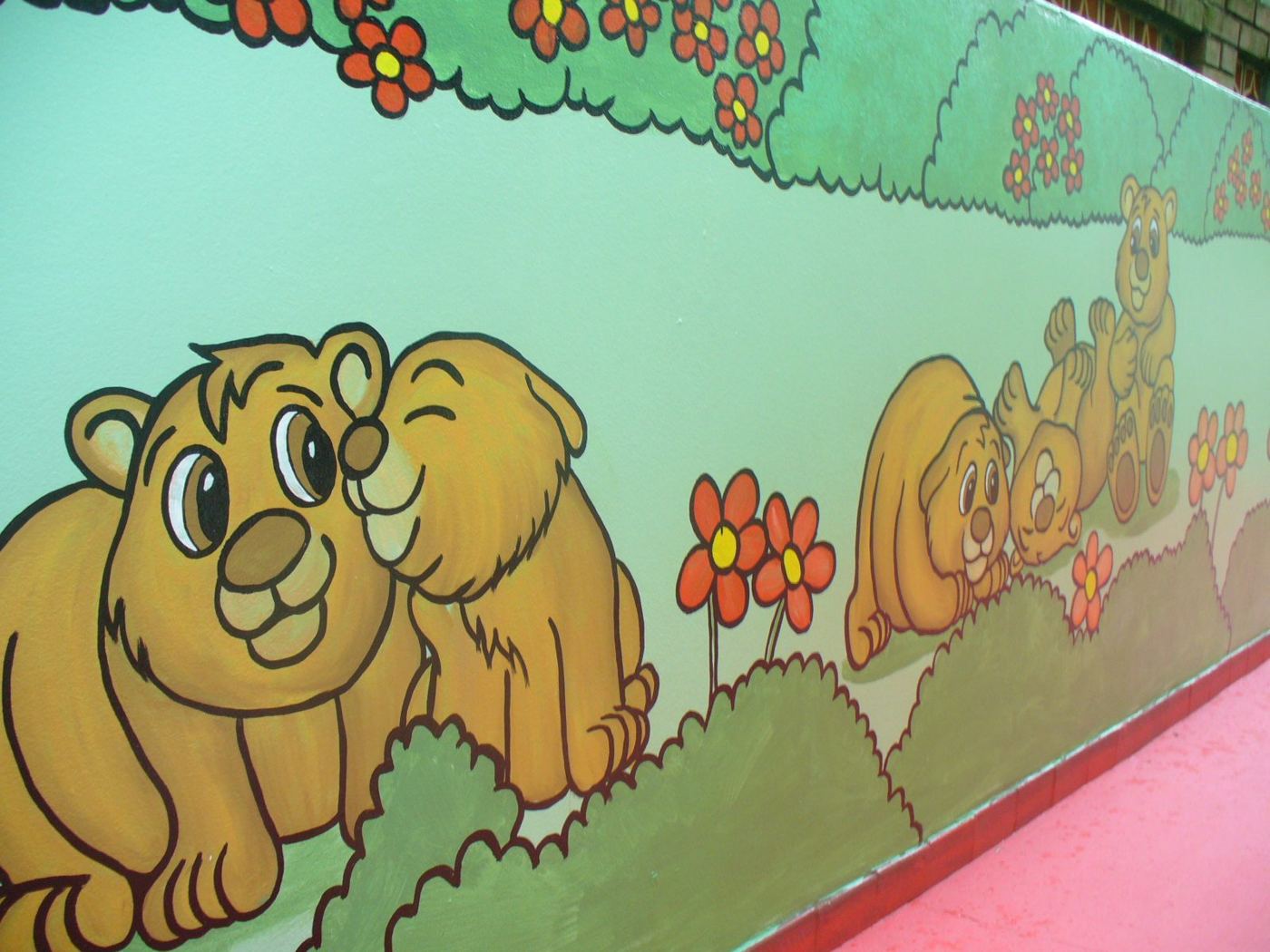 Detalhe de mural com ursinhos entre flores