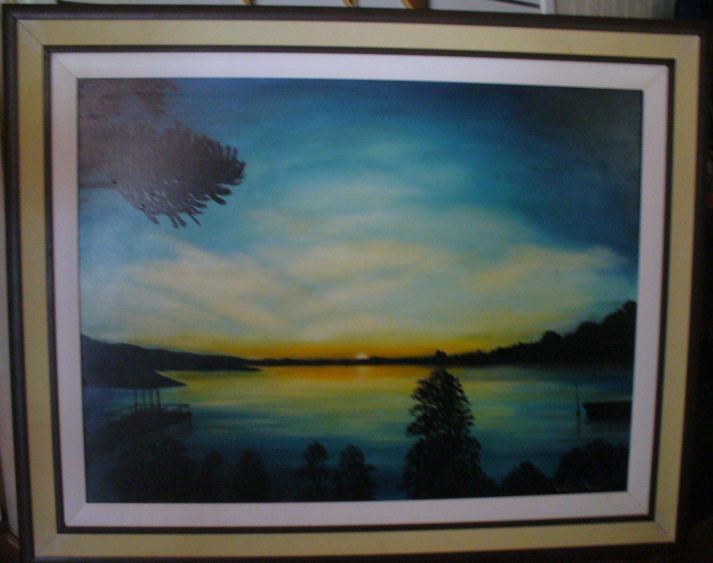 Pintura de pôr do sol sobre um lago, com silhuetas de árvores