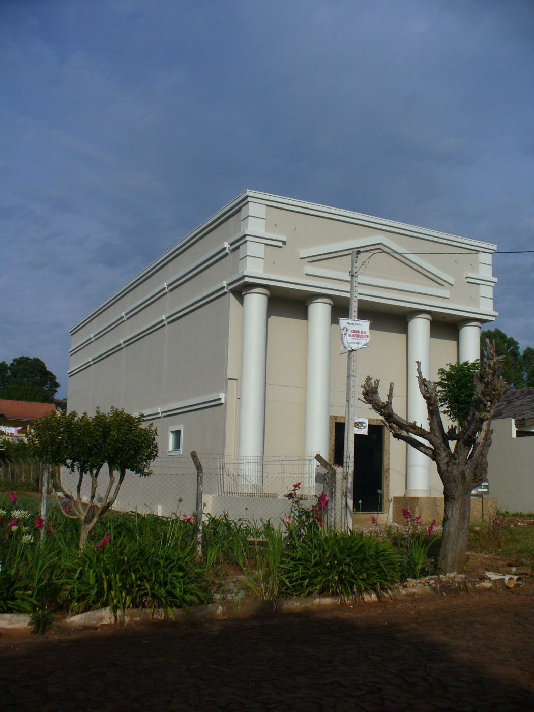 Fachada de prédio com colunas, recém-pintada