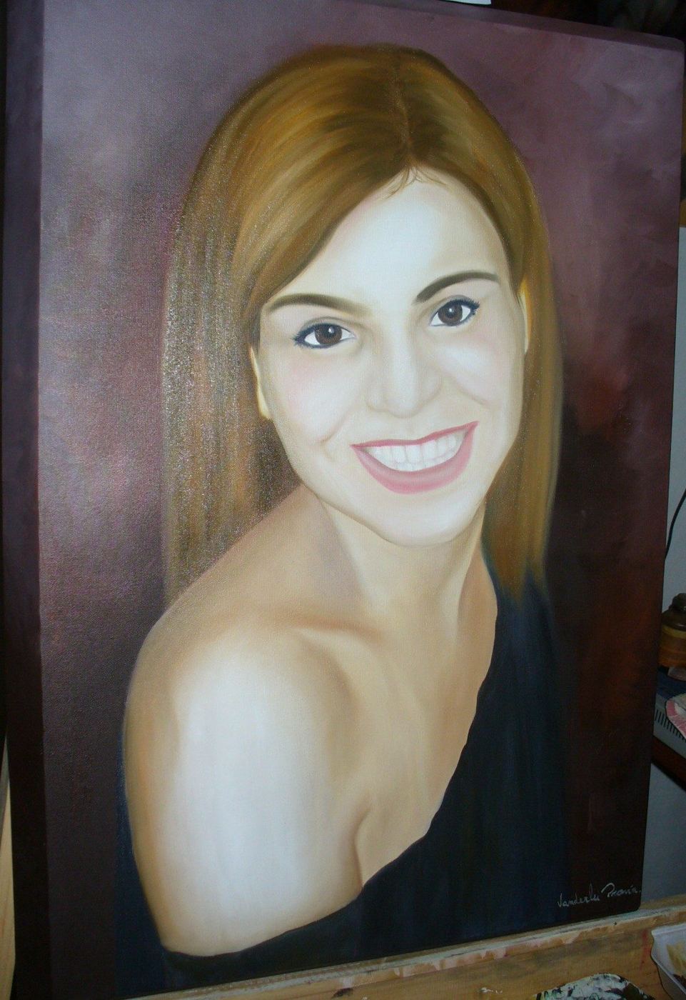 Retrato pintado de mulher sorrindo, de cabelos castanhos
