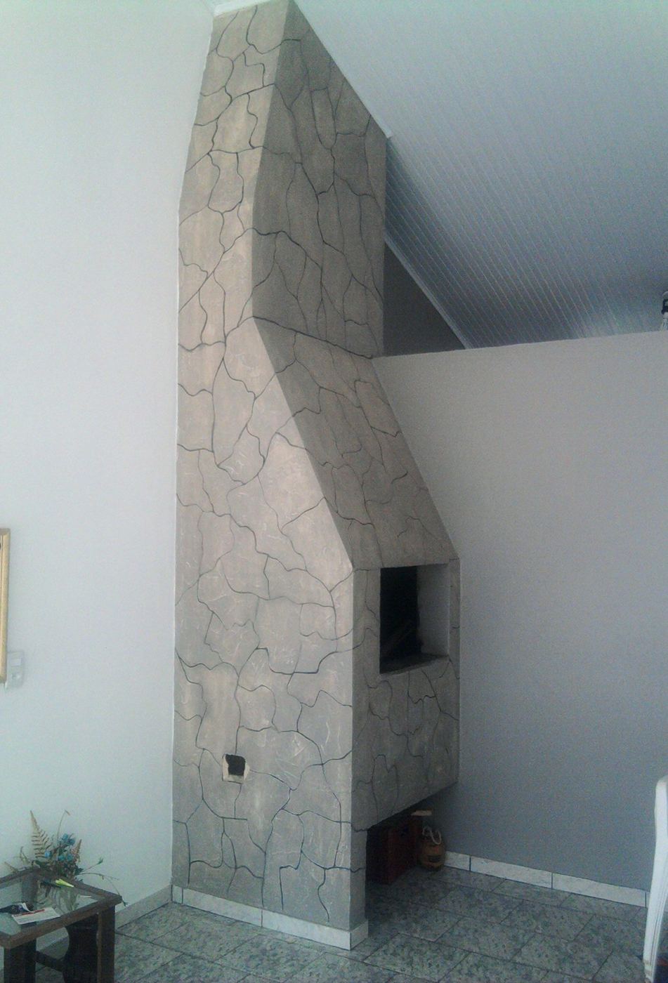 Lareira revestida com textura pintada que imita pedra